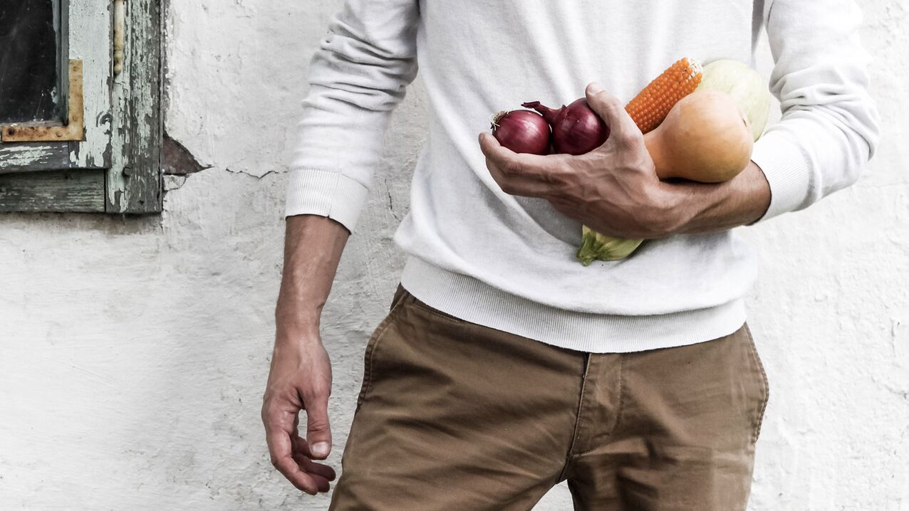 Mann mit gesunder Ernährung für Potenz
